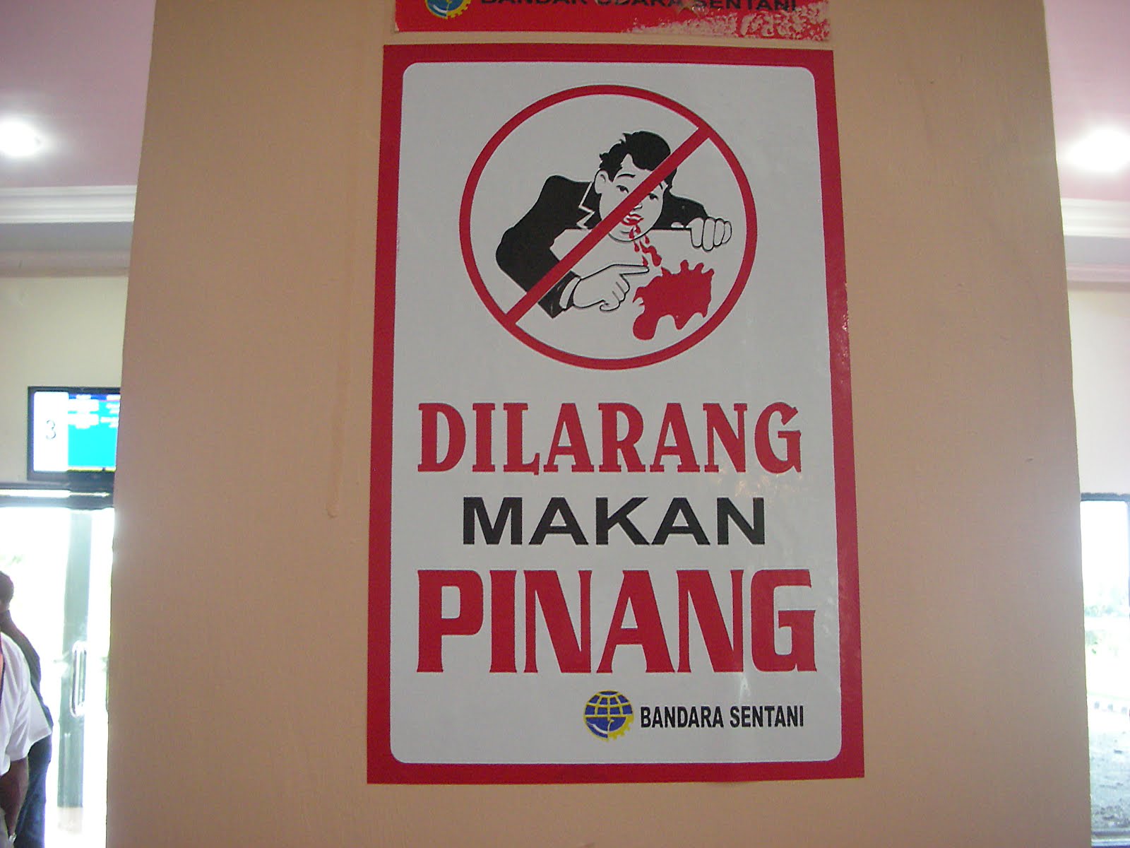 tanda dilarng makan pinang di Bandara Sentani