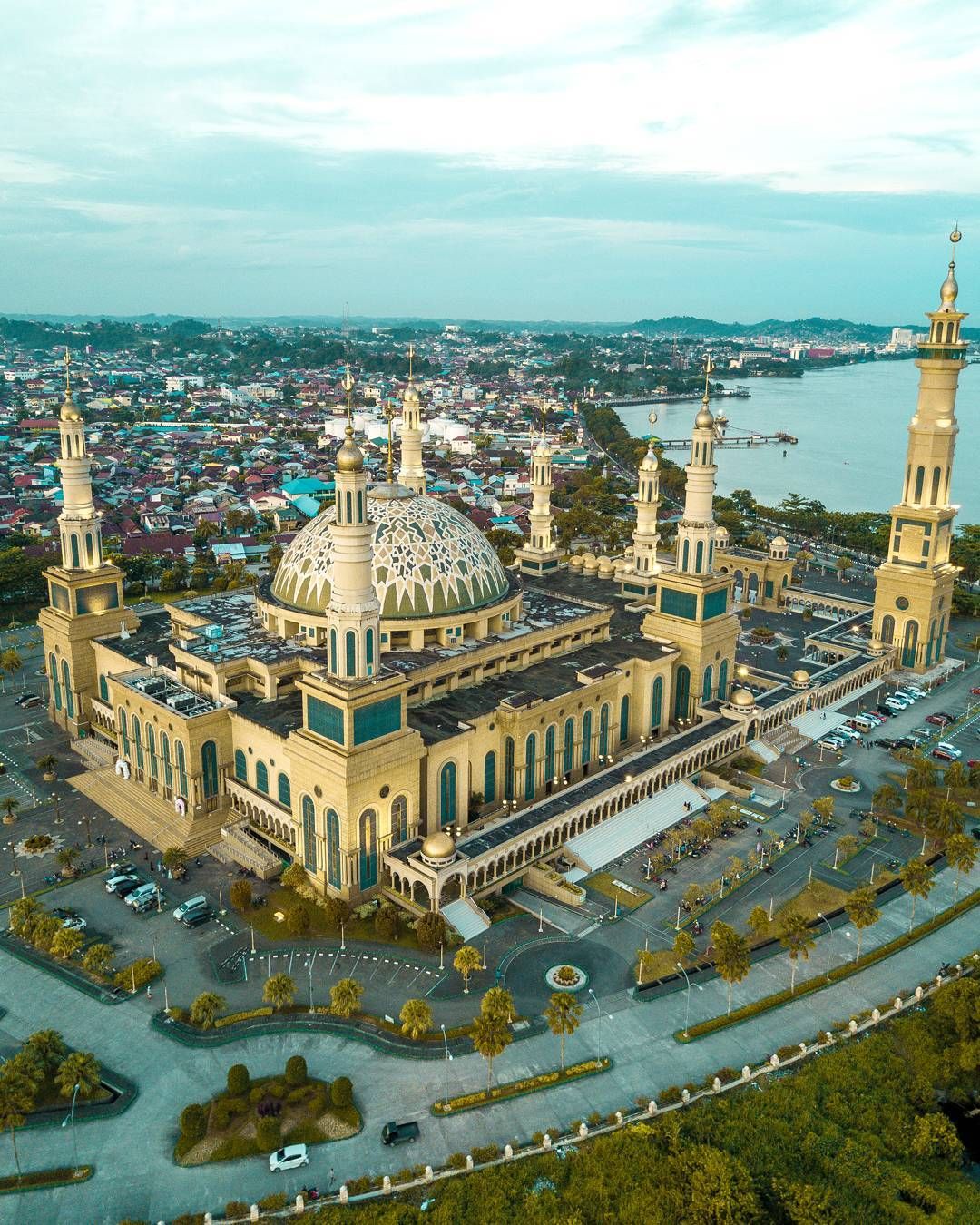 Религиозное сооружение мусульман. Мечеть Самаринда Indonesia. Мечеть в Индонезии Истикляль.